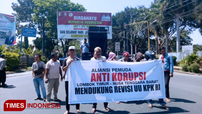 Massa aksi Aliansi Peduli Korupsi Lombok Timur. (FOTO: Pauzan Basri/TIMES Indonesia)