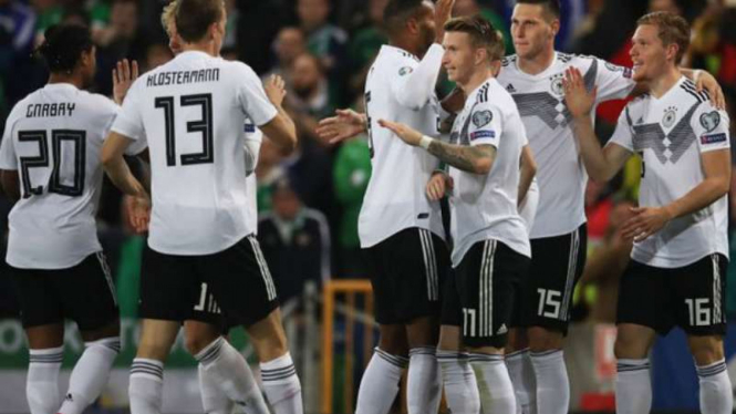 Pemain Jerman rayakan gol Marcel Halstenberg.