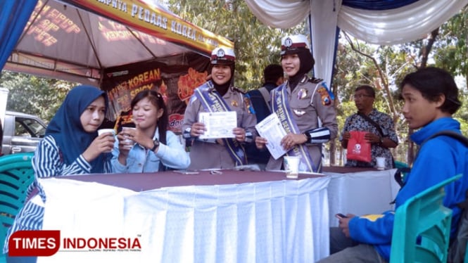 Para pengendara saat minum kopi yang diberi secara gratis oleh polisi. (Foto: Akmal/TIMES Indonesia).