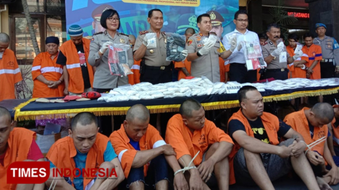 Kapolres Malang Kota AKBP Dony Alexander menunjukkan barang bukti kepada awak setelah berhasil menguak 22 kasus narkoba. (FOTO: Naufal Ardiansyah/TIMES Indonesia)