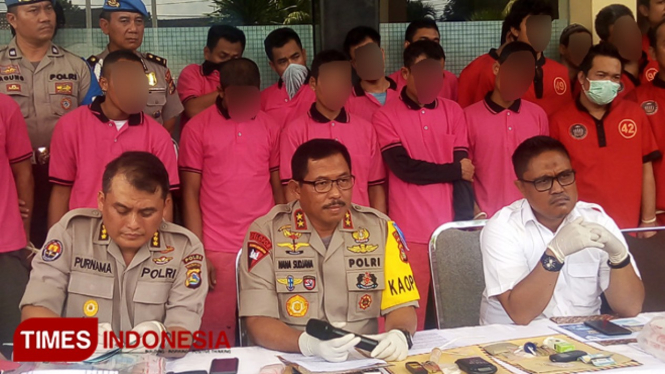 Kapolda NTB Irjen Pol Nana Sudjana AS, MM (Tengah) saat melakukan konferensi Pers di depan loby Mapolda NTB, Senin (9/9/2019).(Foto: Anugrah Dany/TIMES Indonesia)