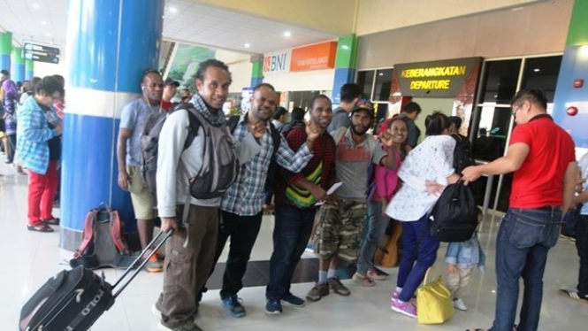 Sejumlah pelajar dan mahasiswa Papua pulang dari Manado ke Papua karena intimidasi dan ancaman.