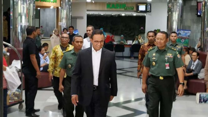 Gubernur DKI Jakarta, Anies Rasyid Baswedan menjenguk Presiden ke-3 BJ Habibie.