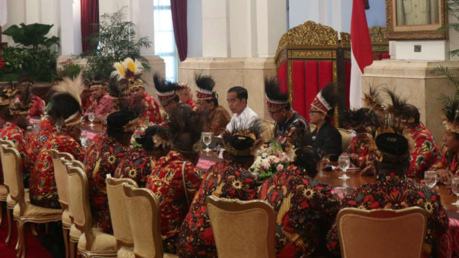 Presiden Joko Widodo saat bertemu dengan para tokoh Papua di Istana Negara Jakarta, 10 September 2019. Jokowi hari ini menyatakan siap bertemu dengan kelompok pro-referendum Papua.