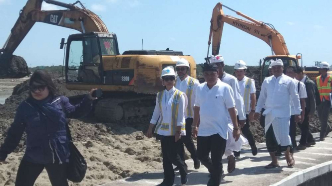 Menteri BUMN Rini Soemarno saat memantau proyek reklamasi Pelabuhan Benoa.