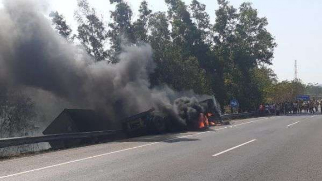 Truk terbakar dalam kecelakaan di Tol Cipularang 10 September 2019