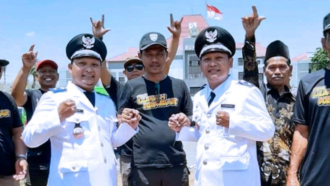 Kades Suwandi dan Suwoto saat berfoto dengan pendukungnya. (Foto: Istimewa)