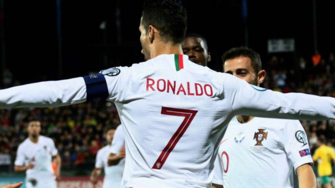Pemain Portugal, Cristiano Ronaldo rayakan gol.