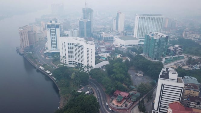 Pemandangan Kuching, ibu kota Sarawak pada hari Senin (09/09) yang diliputi oleh kabut asap - AFP/ABDUL HAKIM
