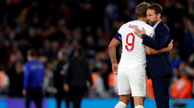 Manajer Timnas Inggris, Gareth Southgate, memeluk Harry Kane usai laga