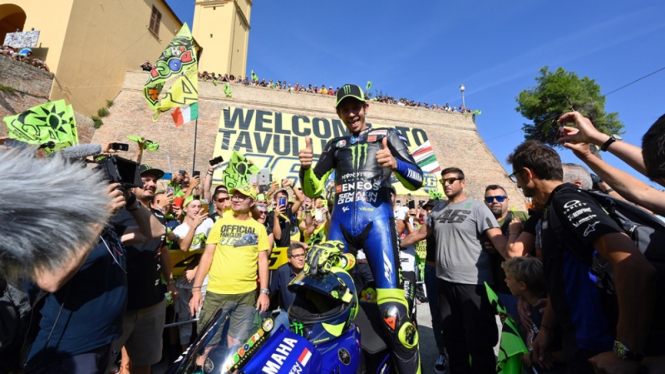 Pembalap Monster Yamaha, Valentino Rossi saat di kampung halamannya