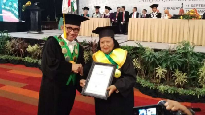 Maria Lidwina Endang Suwarni, mahasiswi Unusa tertua, saat diwisuda di Dyandra Convention Hall Surabaya, Jawa Timur, pada Rabu, 11 September 2019.