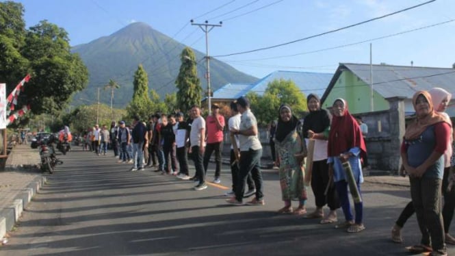 Sebanyak 42.000 peserta yang bergandengan tangan mengelilingi Gunung Gamalama.