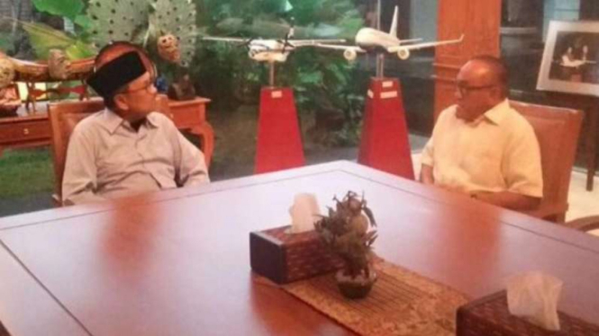 Aburizal Bakrie saat berbincang dengan BJ Habibie beberapa waktu silam.