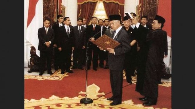 BJ Habibie saat diangkat menjadi Presiden Republik Indonesia pada tanggal 21 Mei 1998