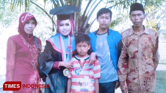 Lailatul Qomariyah (27) foto bersama keluarga usai diwisuda di ITS Surabaya. (FOTO: Akhmad Syafi"i/TIMES Indonesia)