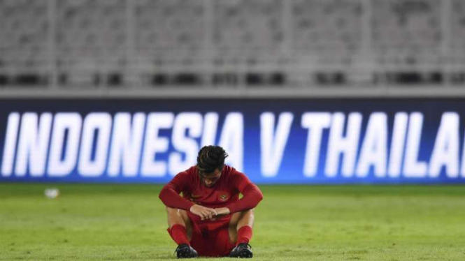 Pemain Timnas Indonesia, Stefano Lilipaly tertunduk lesu usai ditekuk Thailand.
