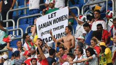 https://thumb.viva.co.id/media/frontend/thumbs3/2019/09/12/5d793c4e8cc8e-gadis-biru-iran-meninggal-karena-membakar-diri-sesudah-dilarang-menonton-sepak-bola-di-stadion_375_211.jpg
