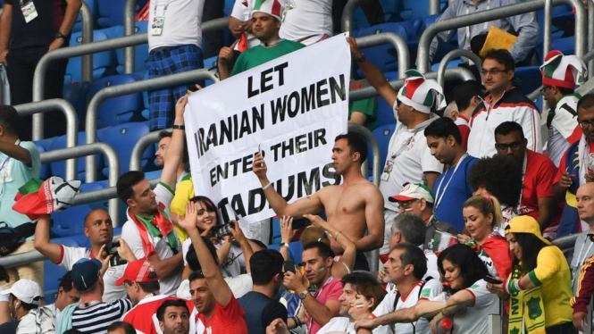 Pendukung sepakbola Iran dukung wanita menonton pertandingan - Getty Images