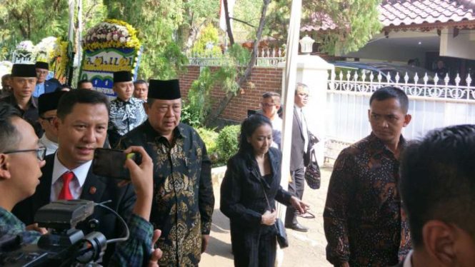 Presiden keenam RI Susilo Bambang Yudhoyono melawat ke rumah duka BJ Habibie di Patra Kuningan, Jakarta Selatan, Kamis 12 September 2019.