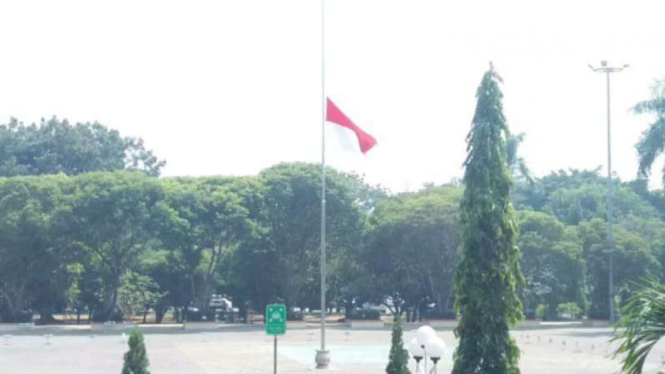 Pemkot Bekasi mengibarkan bendera setengah tiang atas wafatnya BJ Habibie.