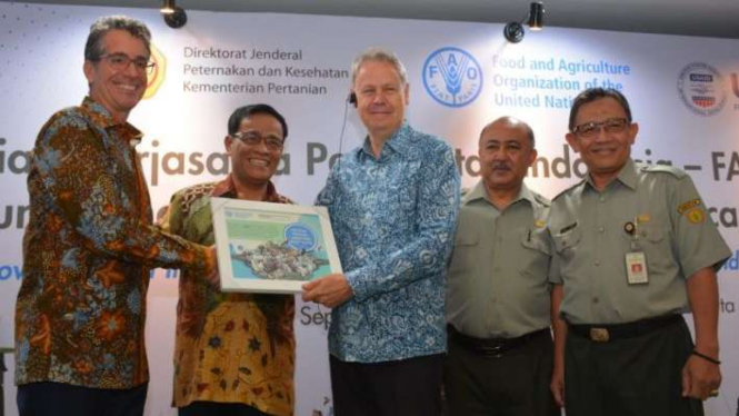 Stephen Rudgard Pejabat Perwakilan FAO di Indonesia (tengah)