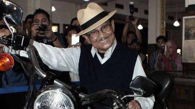 BJ Habibie posa em uma grande motocicleta