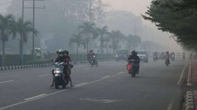 Asap tebal akibat kebakaran hutan di Kalimantan Barat.