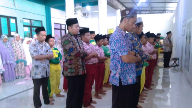 Guru dan siswa Madrasah Ibtidaiyah Unggulan Sabilillah (Mius) Lamongan menggelar shalat gaib, Kamis (12/9/2019). (FOTO: Istimewa)
