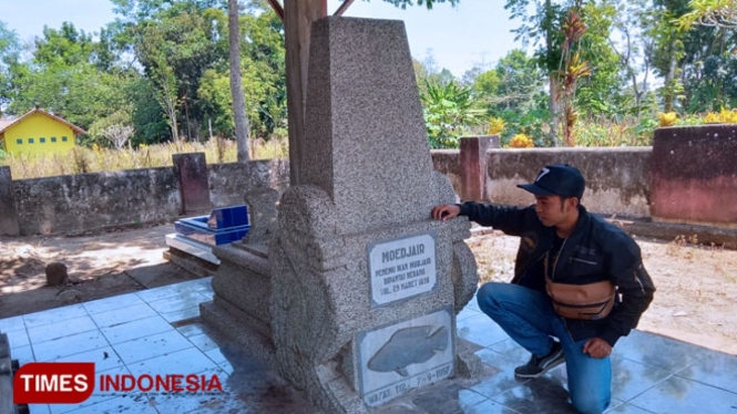 Seorang warga saat berziarah di makam Mbah Moedjair di Desa Papungan Kecamatan Kanigoro Kabupaten Blitar, Kamis (12/9/2019). (Foto: Sholeh/TIMES Indonesia)