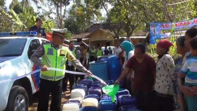 Polisi beri bantuan air bersih ke warga di Kulonprogo