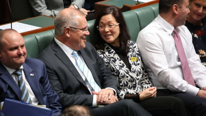 Perdana Menteri Scott Morrison dan Gladys Liu dalam sidang DPR Australia di Canberra, Kamis (12/9/2019).