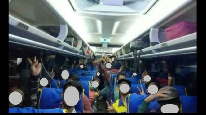 Para siswa SMK  di Bogor bolos ramai-ramai untuk liburan ke Jawa Tengah (Foto wajah mereka sengaja disamarkan karena masih tergolong di bawah umur - Redaksi)