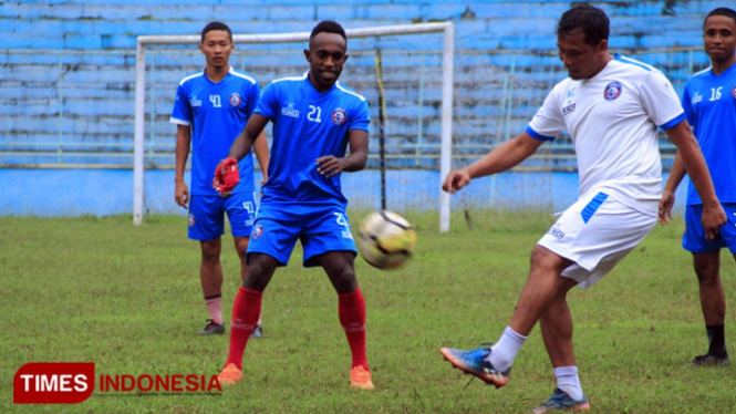 Ricky Kayame bersama pemain Arema FC saat latihan. (FOTO: Dok. TIMES Indonesia)