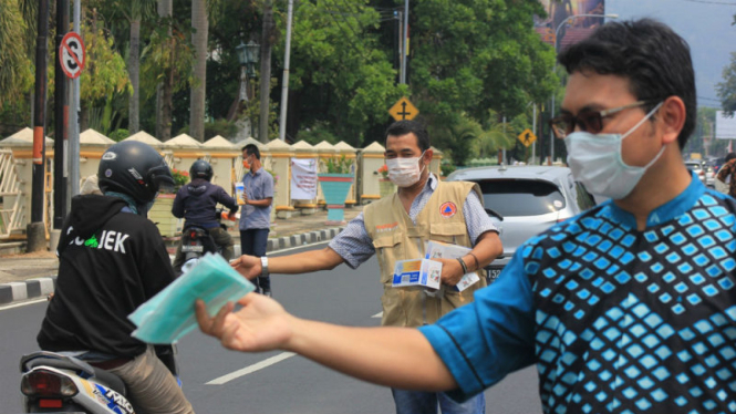 Warga bagikan masker di Sumbar