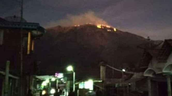 Kebakaran Gunung Merbabu di Provinsi Jawa Tengah.