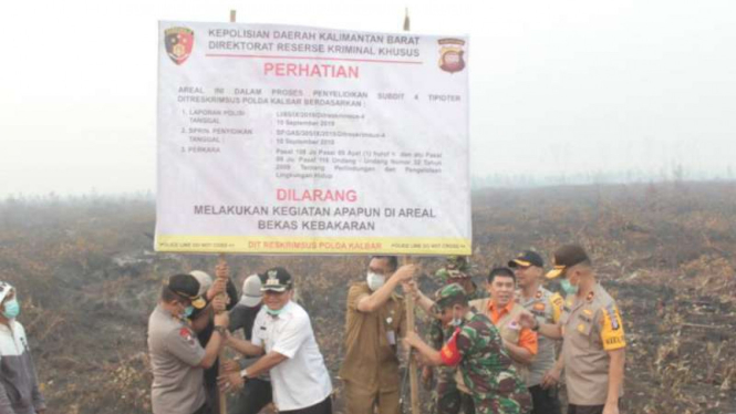 Polda Kalbar segel lahan perusahaan sawit yang bakar lahan.