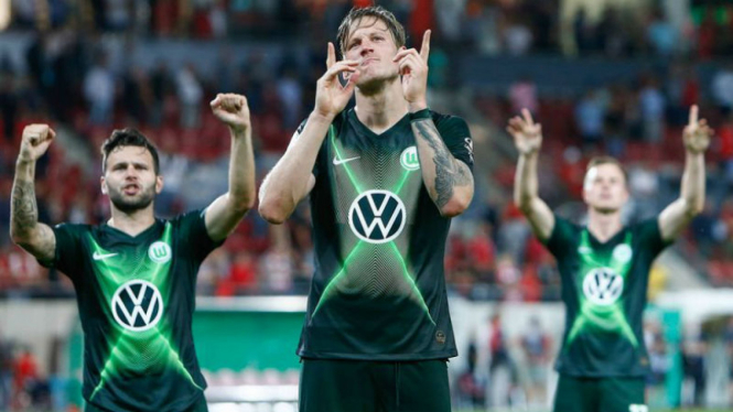 Mantan Striker VfL Wolfsburg, Wout Weghorst (tengah)