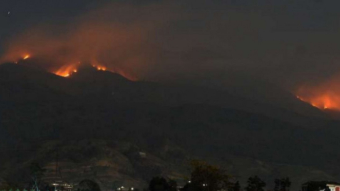 Kebakaran hutan di Gunung Merbabu terlihat dari Selo, Boyolali