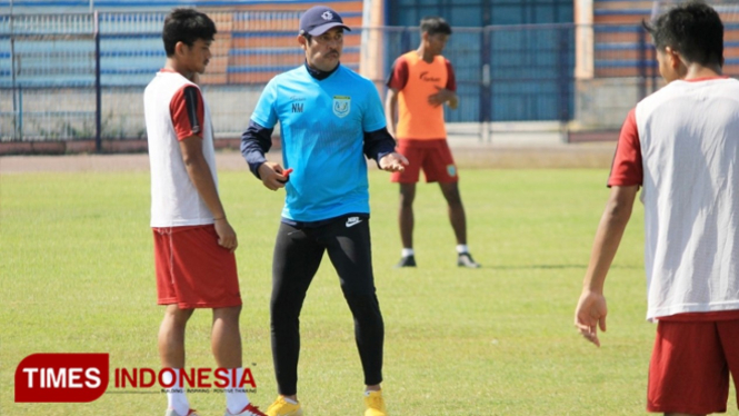 Pelatih Persela, Nil Maizar (biru muda), memberikan arahan kepada pemain dalam sesi latihan di Stadion Surajaya Lamongan, Jum"at (13/9/2019). (FOTO: MFA Rohmatillah/TIMES Indonesia)