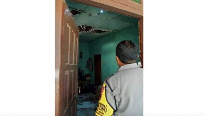 Polisi mengamati salah satu ruangan rumah warga yang mengalami kerusakan akibat dampak dari ledakan gudang tempat penyimpanan bahan peledak dan bom milik Brimob Polda Jateng, di Semarang, Jawa Tengah, Sabtu (14/9/2019). 