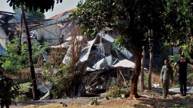 Dua anggota Brimob Polda Jateng berada di dekat reruntuhan gudang tempat penyimpanan bahan peledak dan bom temuan dari masyarakat, setelah terjadinya ledakan di gudang tersebut, di kompleks Markas Brimob Polda Jateng, Semarang, Jawa Tengah (14/9/2019)