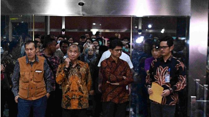 Tiga pimpinan KPK konferensi pers nyatakan kembalikan mandat ke presiden Jokowi