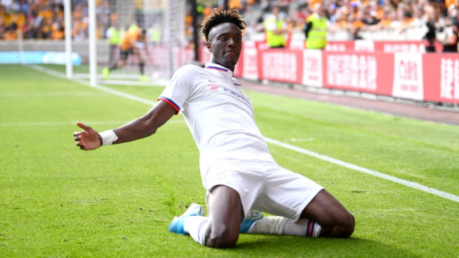 Penyerang Chelsea, Tammy Abraham, merayakan gol