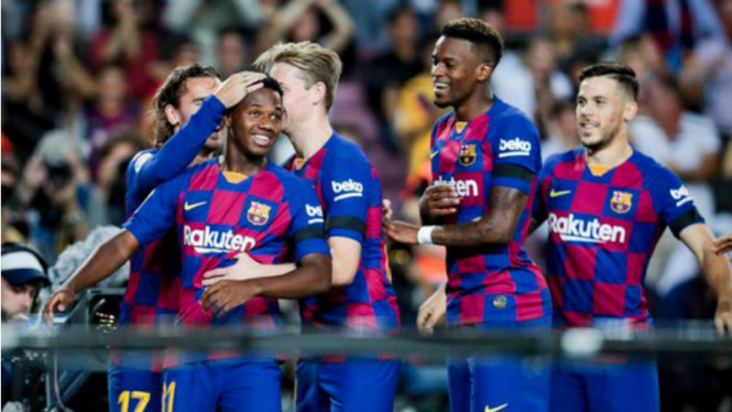 Para pemain Barcelona merayakan gol Ansu Fati