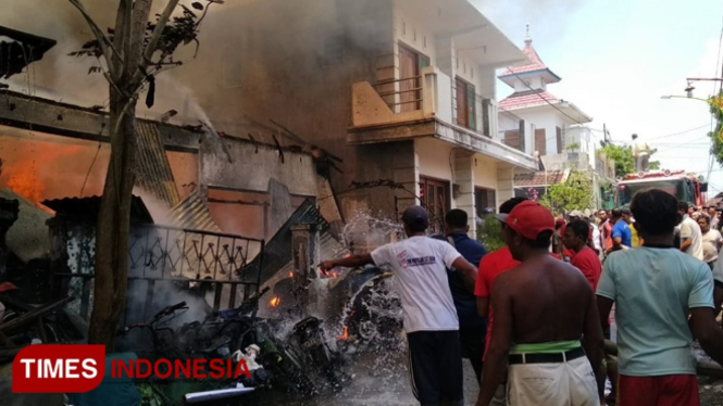Gudang motor bekas di Lingkungan Krajan, Kelurahan Boyolangu, Kecamatan Giri terbakar. (Foto: Agung Sedana/TIMES Indonesia)