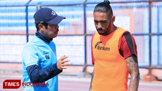 Pelatih Persela, Nil Maizar bediskusi dengan stoper anyar Persela, Demerson Bruno Costa, (FOTO: MFA Rohmatillah/TIMES Indonesia)