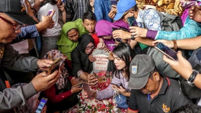 Masyarakat di makam BJ Habibie