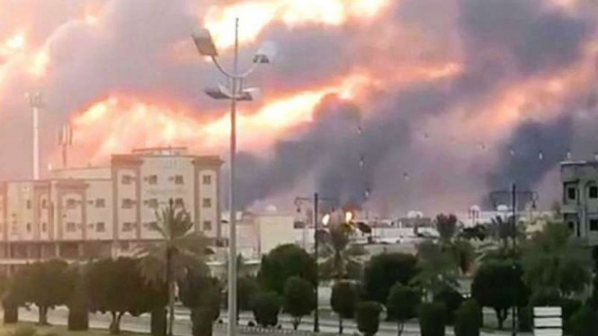 Dua fasilitas kilang minyak Saudi Aramco di Abqaiq dan Khurais diserang drone.