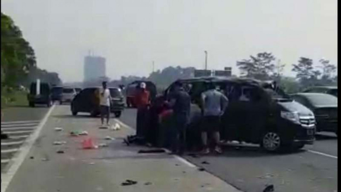 Kecelakaan lalu lintas terjadi di ruas Tol Jagorawi arah Jakarta.